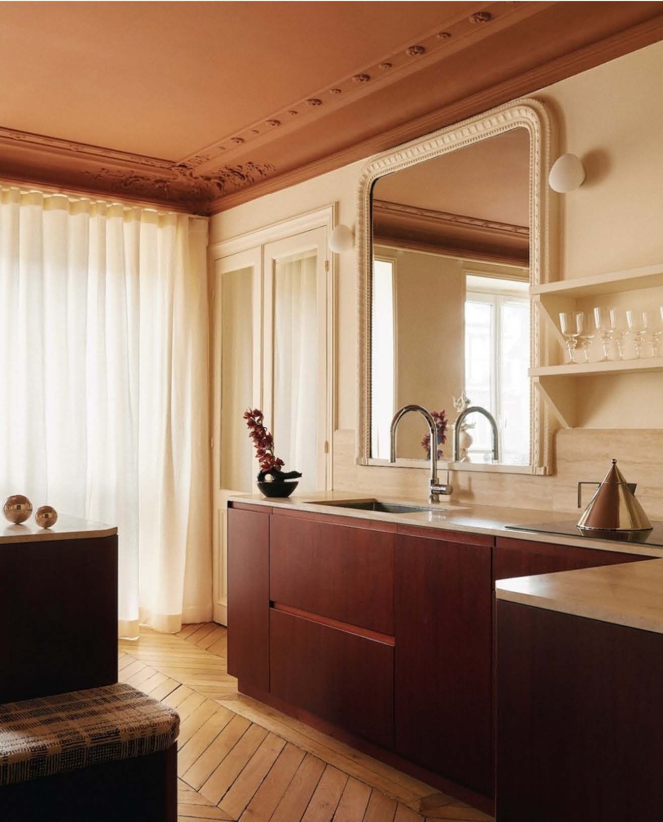 Warm earth kitchen: design by Kermarec, photo at Oracle PAris